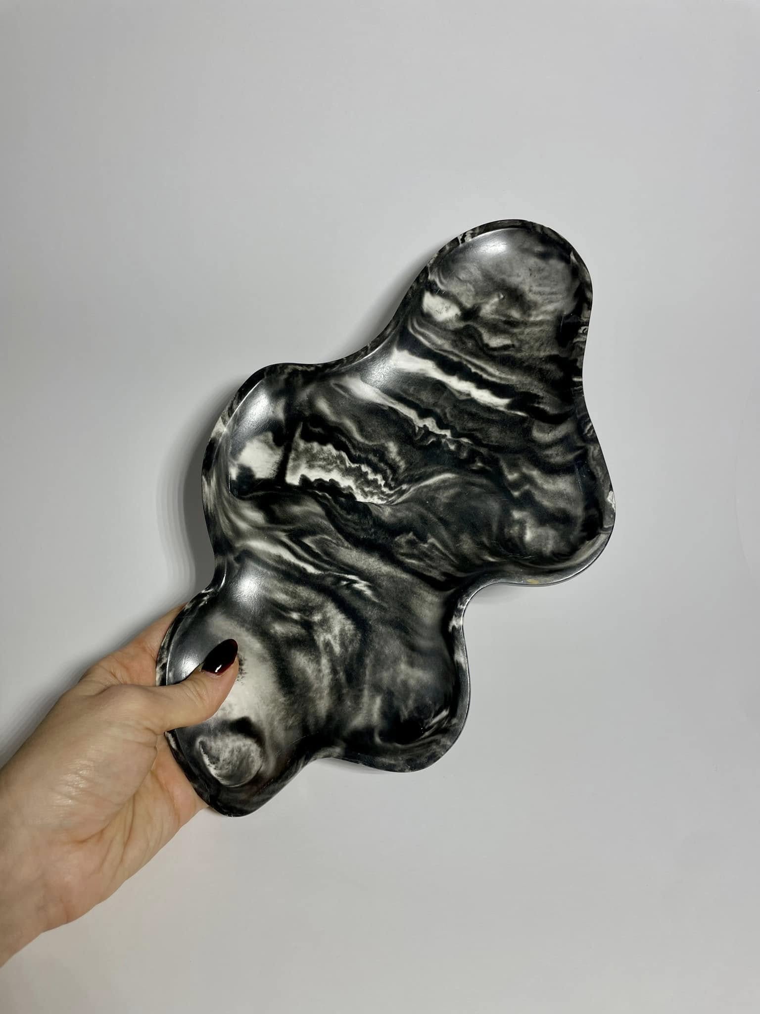 „Smėlio Banga“ – organiškos formos jesmonito padėkliukas